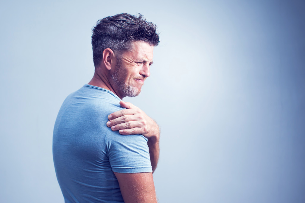 man hurting his shoulder due to Arthritis