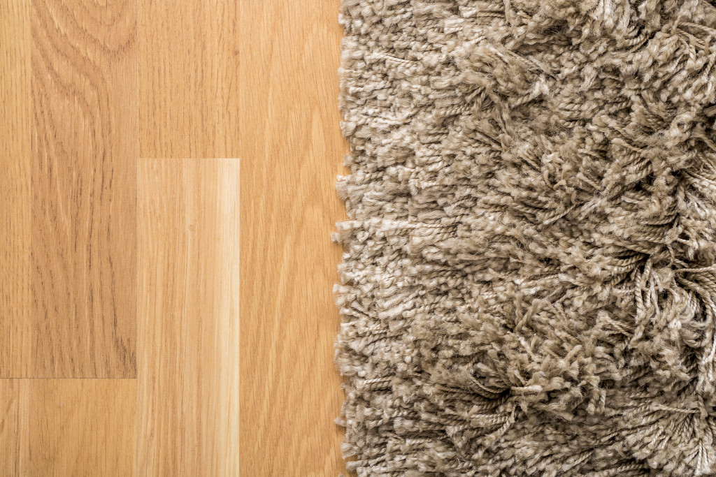 Picture of a fluffy carpet on laminate floor