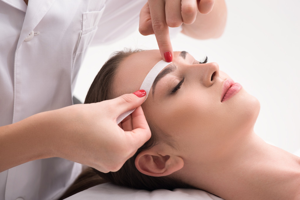 woman getting a brow tint