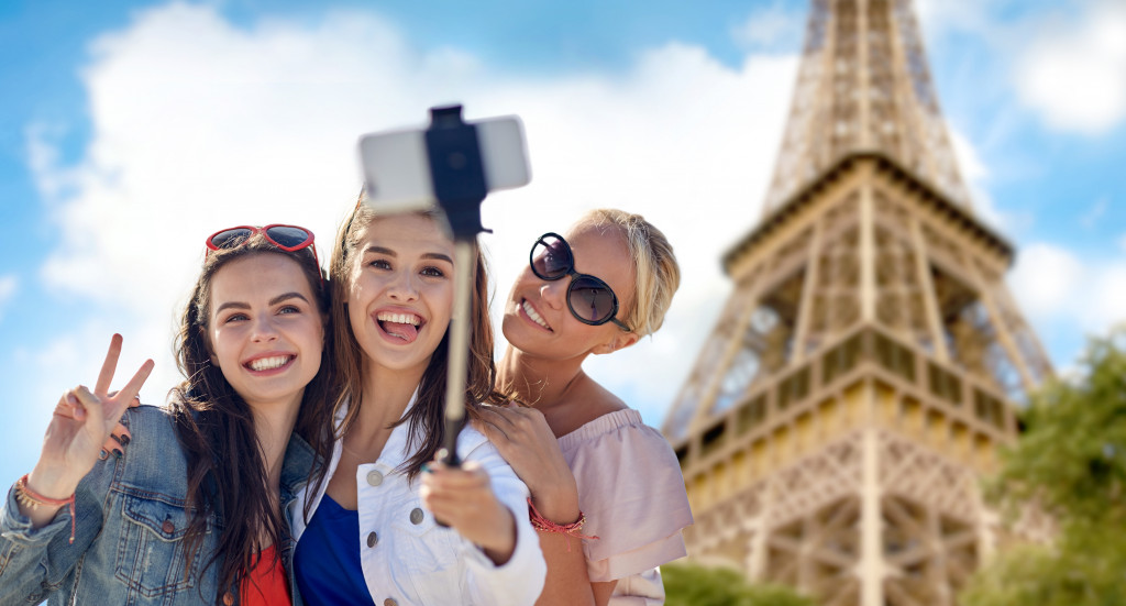 friends taking a photo beside Eiffel Tower