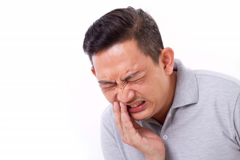 A man experiencing jaw or tooth pain