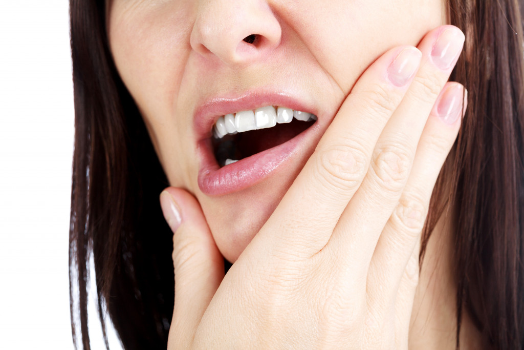 Woman experiencing jaw pain